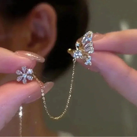 New! Rhinestone One-piece Butterly Earring - Picture 3 of 5